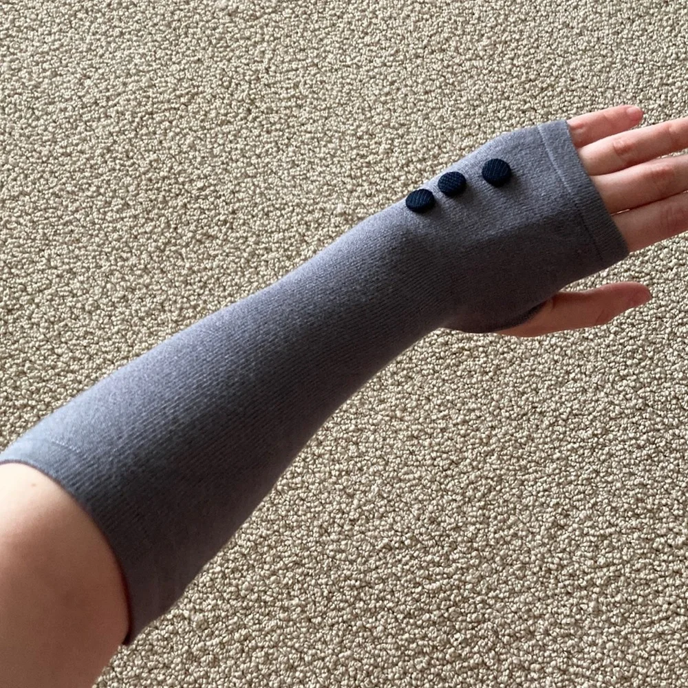 Y2K Arm Warmer Grey Black Button Knit Acrylic Thumbholes 2000’s Women’s Kids EUC